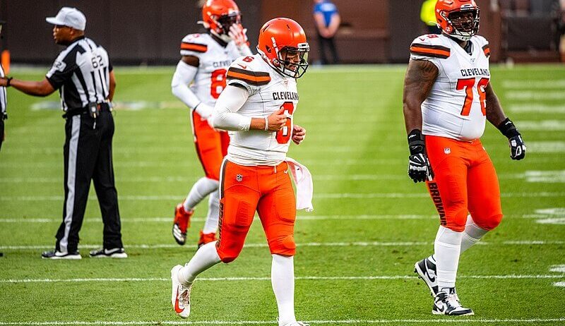 Baker Mayfield running to the huddle
