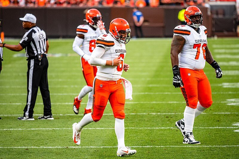 Baker Mayfield running to the huddle