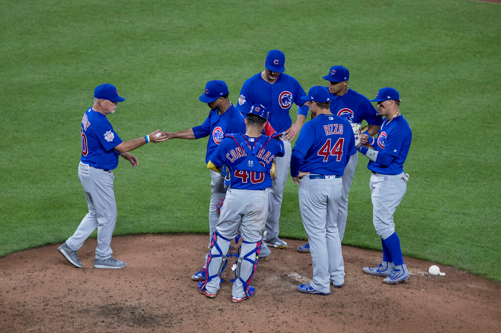 Cubs players meeting on the mound