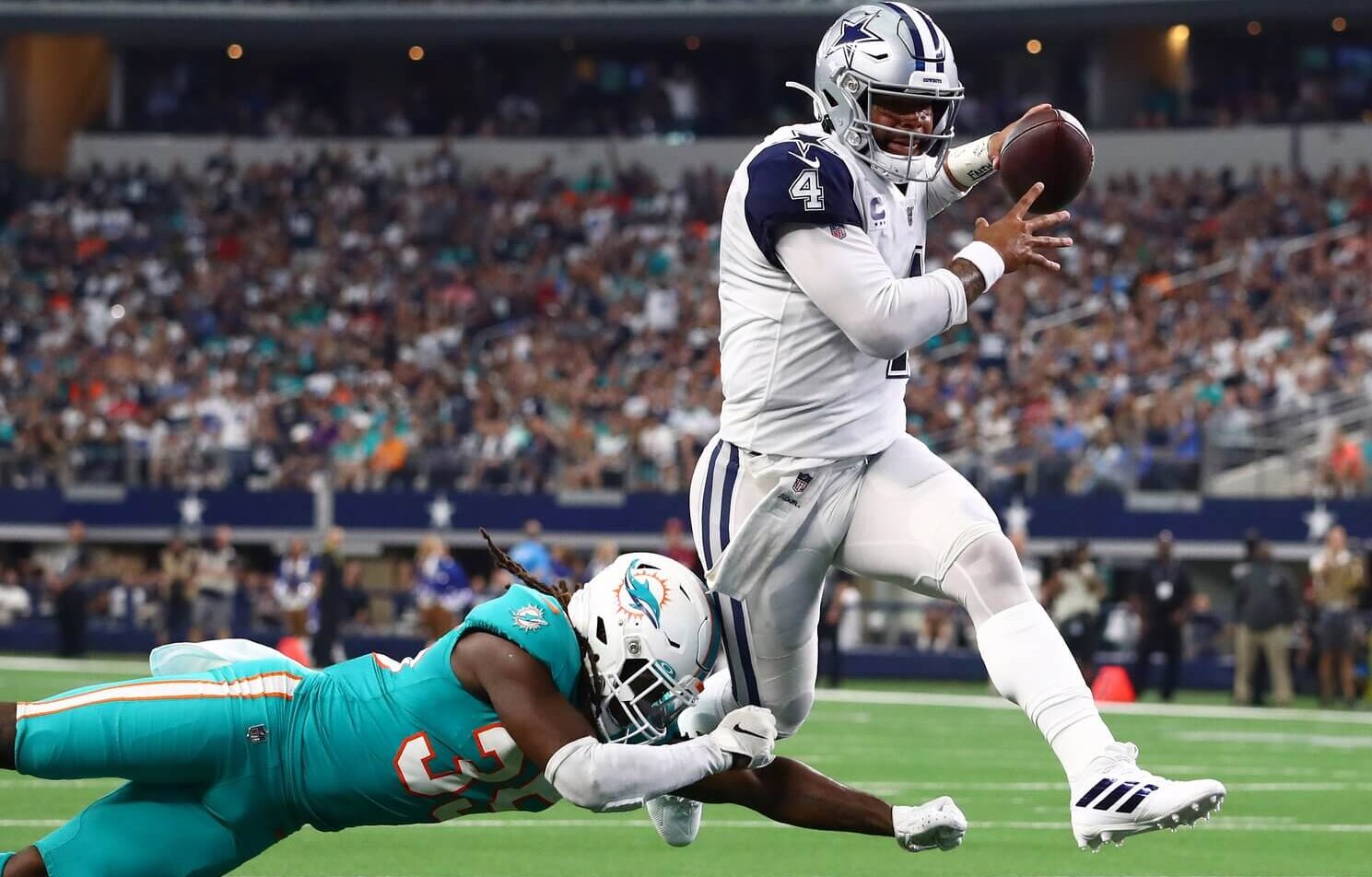 Dak Prescott running for a TD