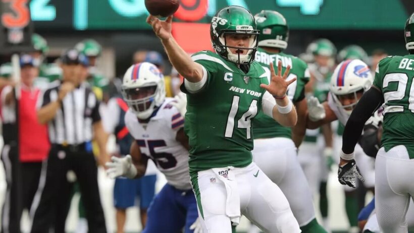 Sam Darnold throwing a pass for the Jets