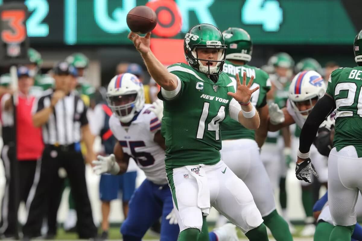 Sam Darnold throwing a pass for the Jets