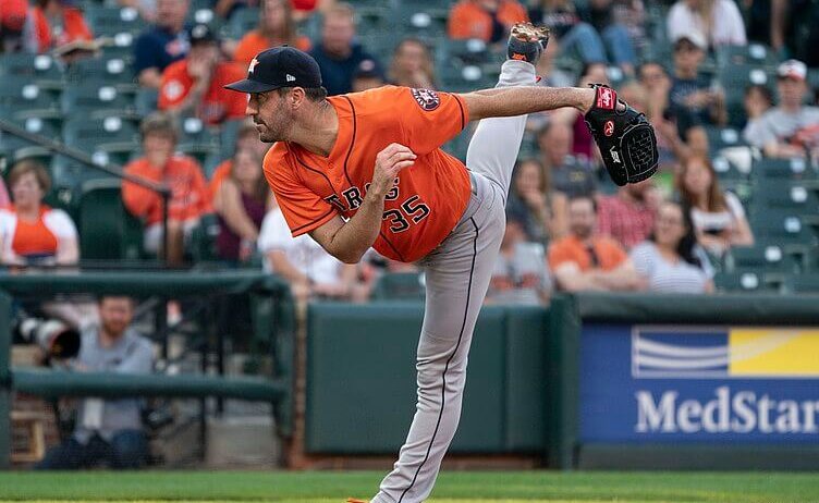 Justin Verlander pitching for the Astros