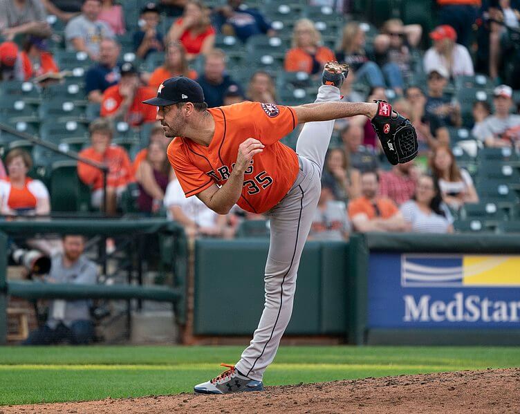 Justin Verlander pitching for the Astros
