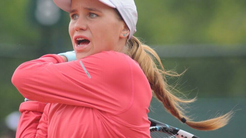 Sofia Kenin hits a return