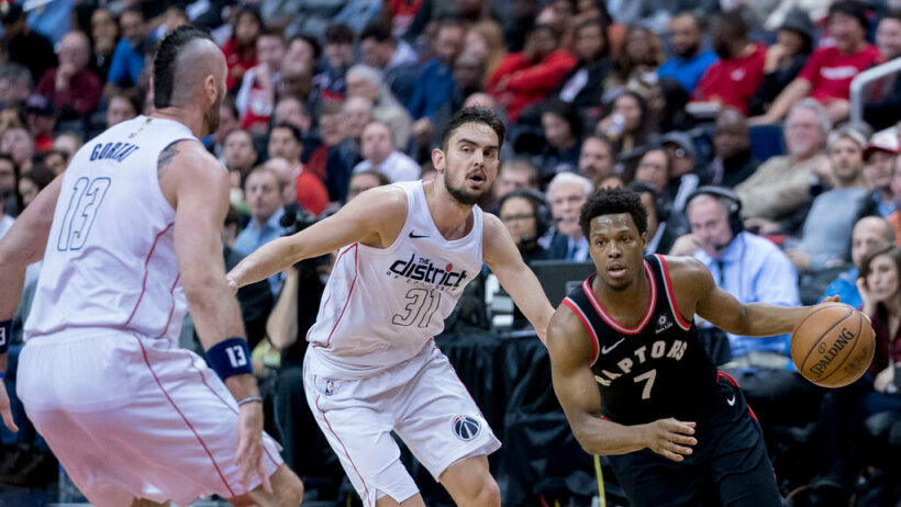 Kyle Lowry driving around Tomas Satoransky