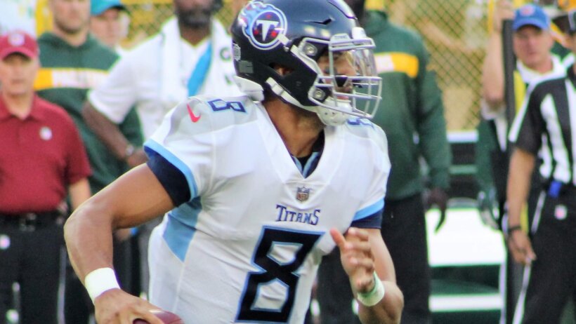 Marcus Mariota runs from pressure against the Green Bay Packers