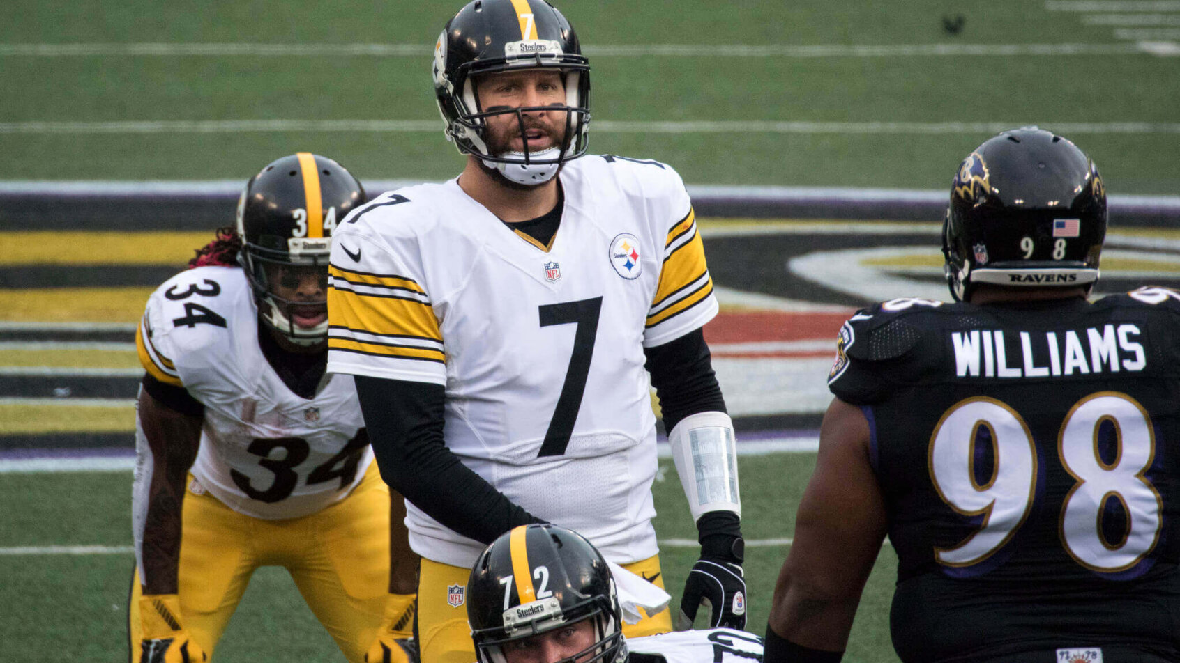 Ben Roethlisberger coming to line of scrimmage