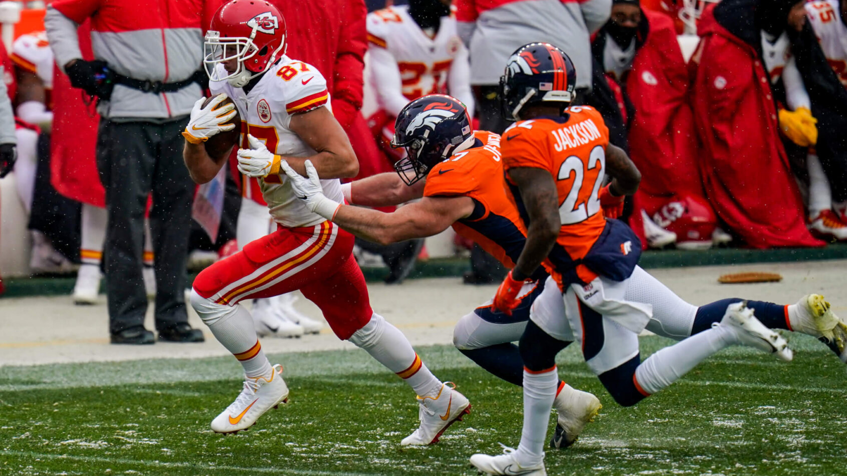 Kansas City Chiefs tight end Travis Kelce running in a game as Broncos inside linebacker Josey Jewell defends.