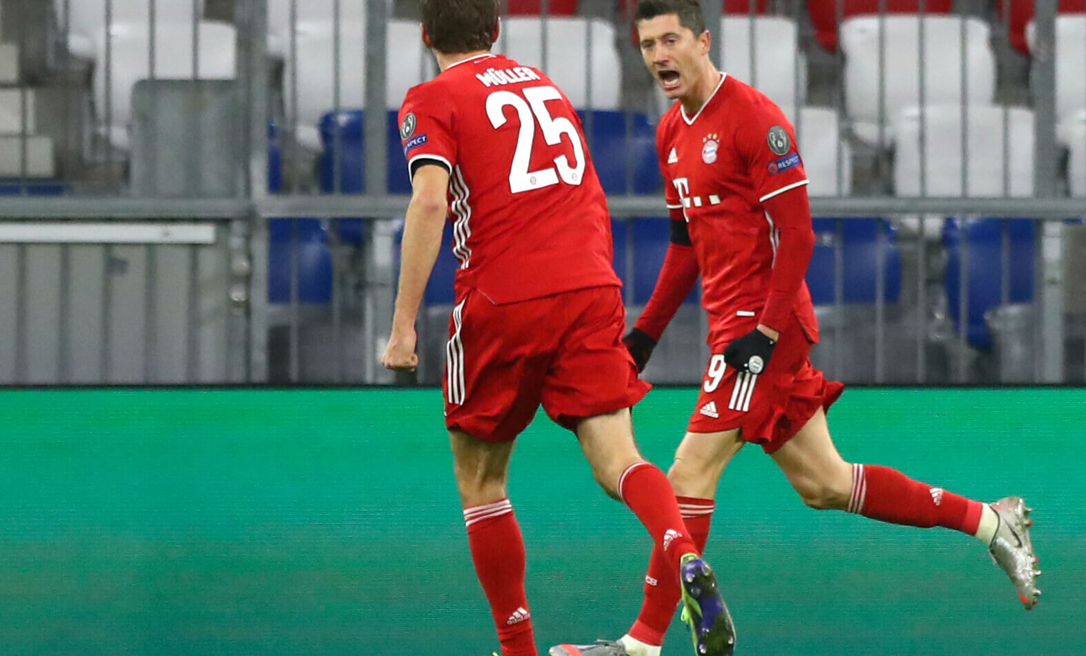 Robert Lewandowski goal scoring celebration with Thomas Mueller