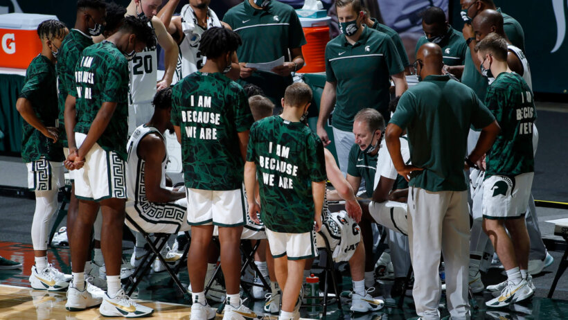 Tom Izzo huddle