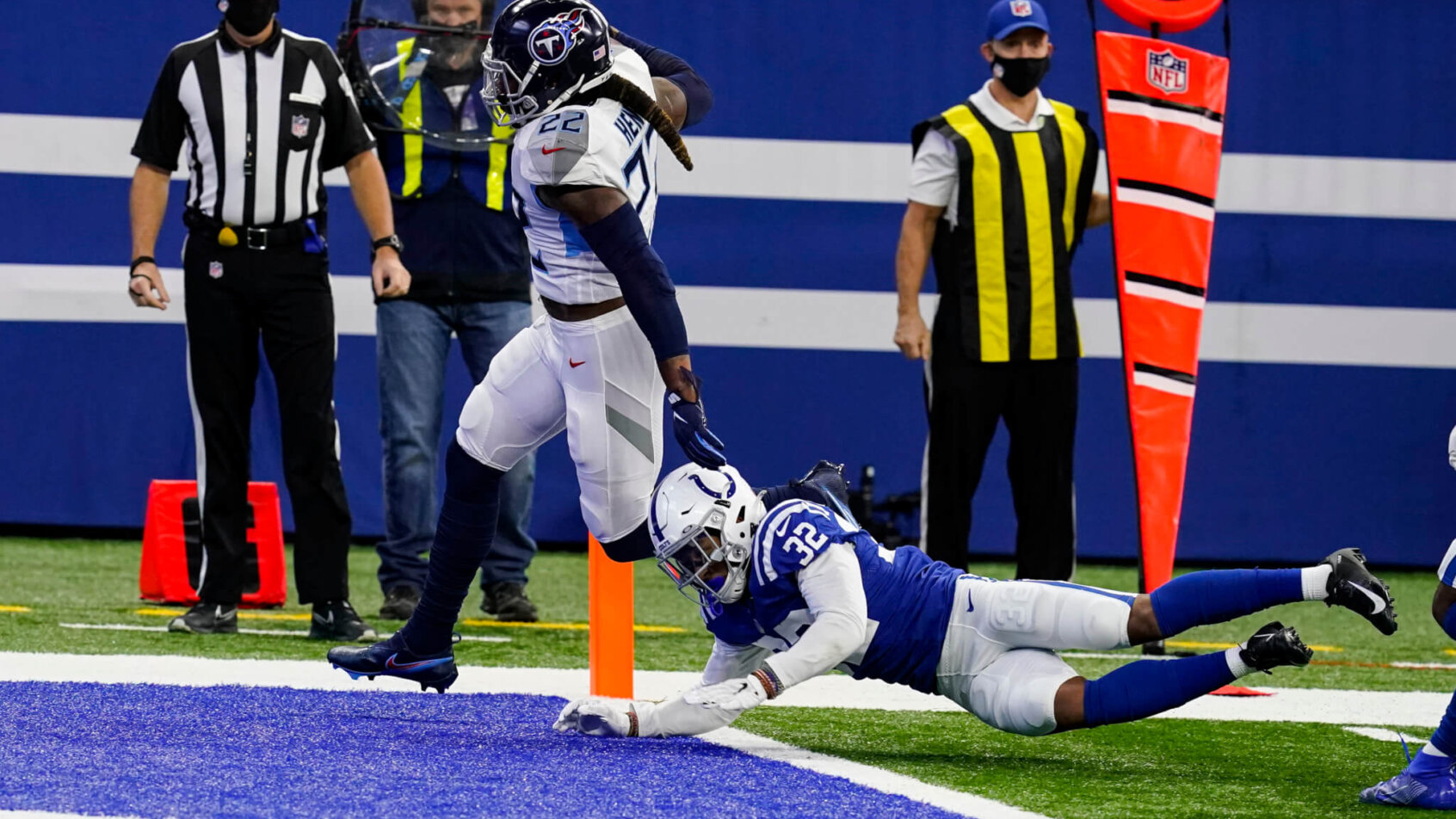 Derrick Henry running into endzone