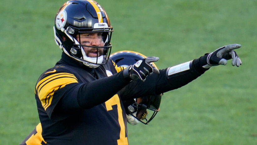 Ben Roethlisberger pointing at line of scrimmage