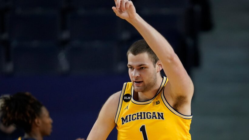 Hunter Dickinson pointing to a teammate