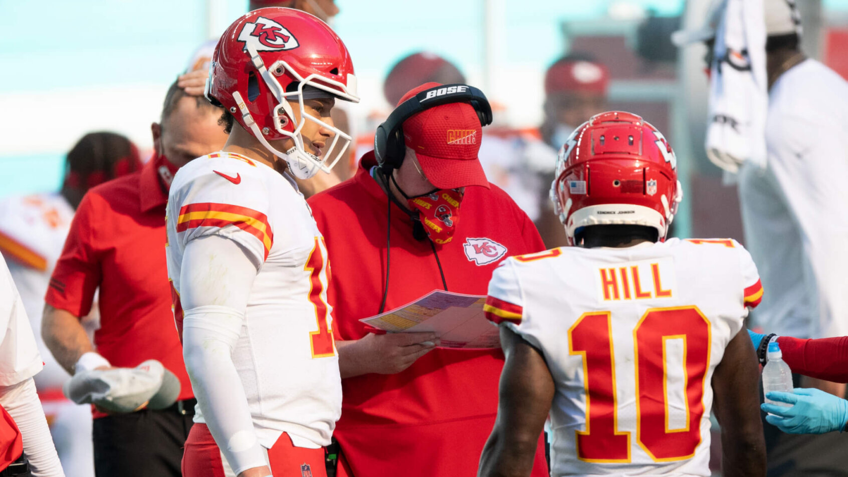 Andy Reid speaking to Patrick Mahomes and Tyreek Hill