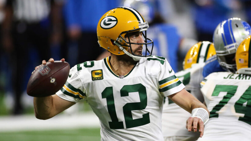 Aaron Rodgers about to throw pass