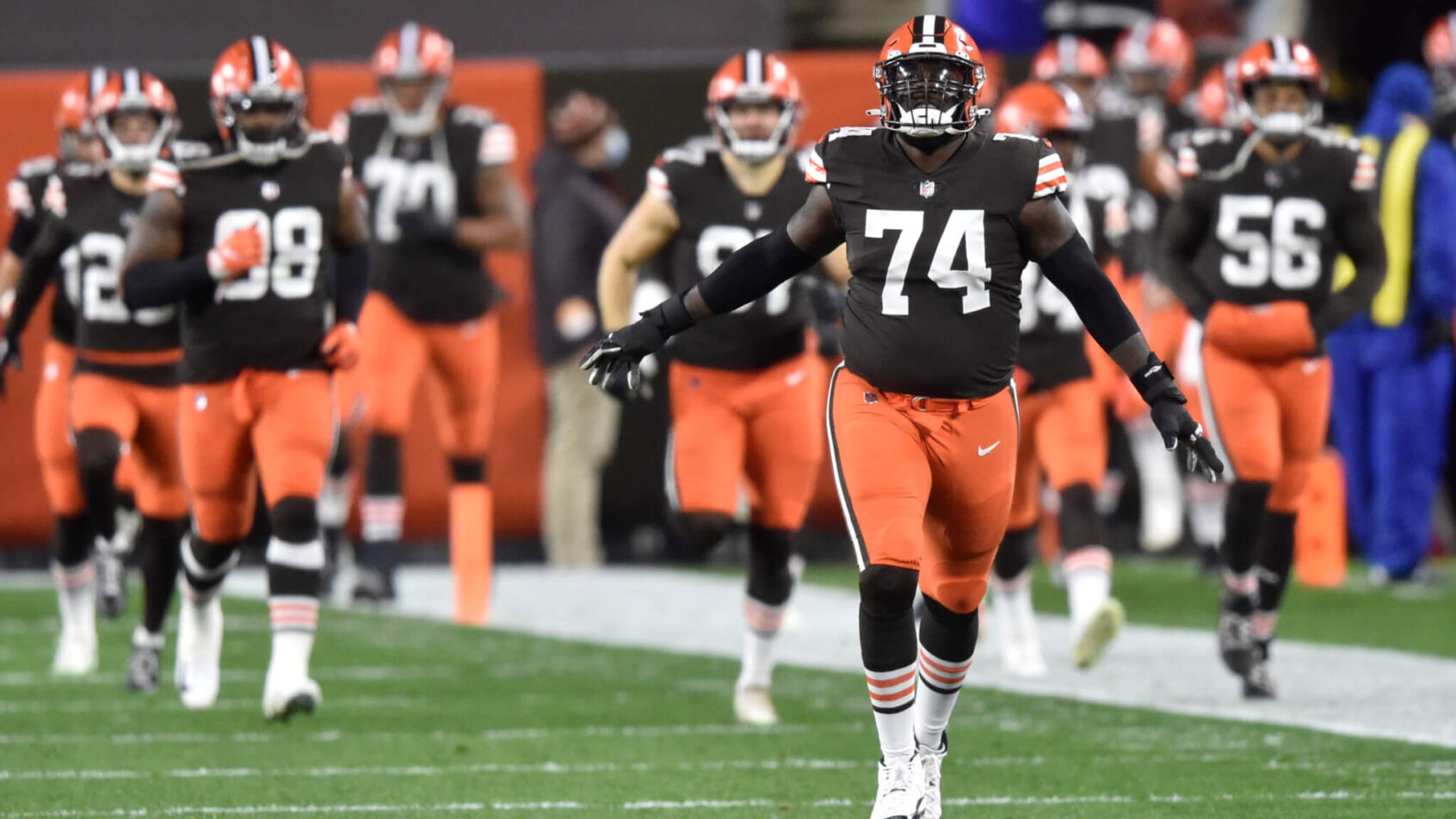 Cleveland Browns offensive tackle Chris Hubbard and his teammates run onto the field before a game.