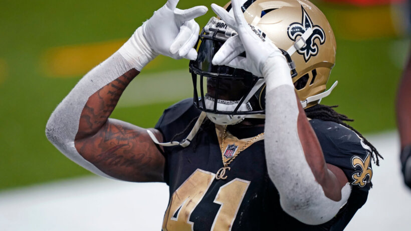 Alvin Kamara peeking through hands celebration