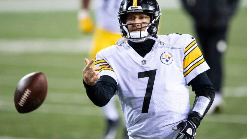 Bem Roethlisberger tossing a football underhanded