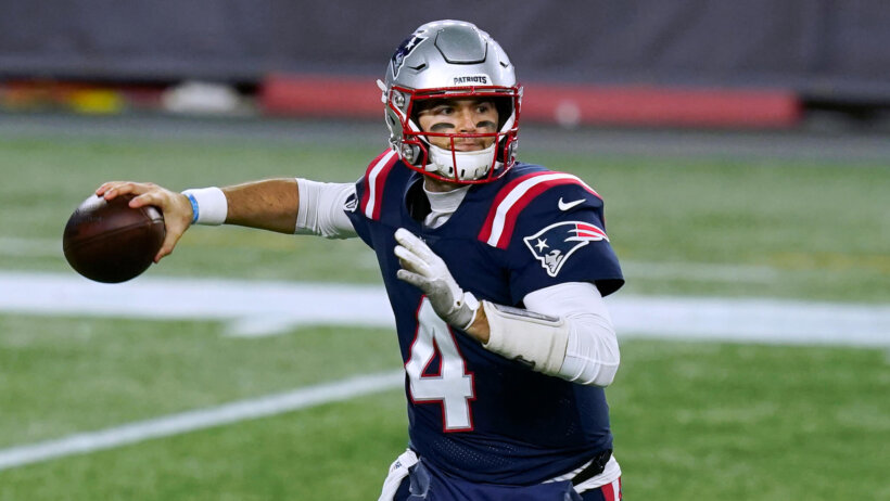 Jarrett Stidham throwing a pass