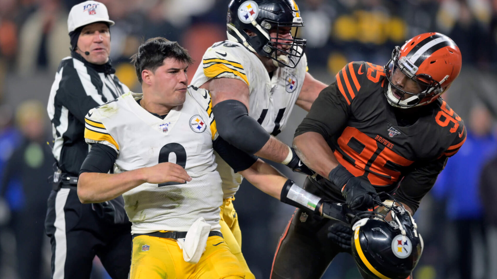 Browns DE Myle Garrett reacts to Steelers QB Mason Rudolph