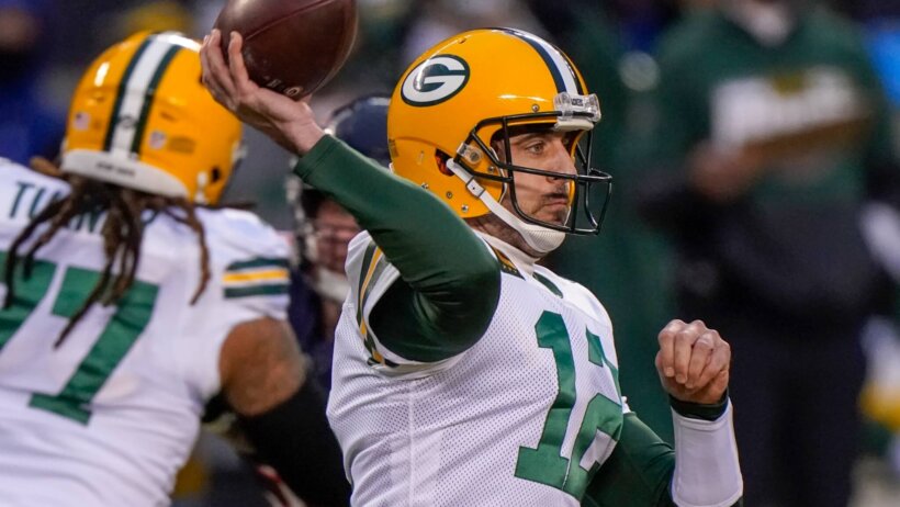 Aaron Rodgers throwing a pass