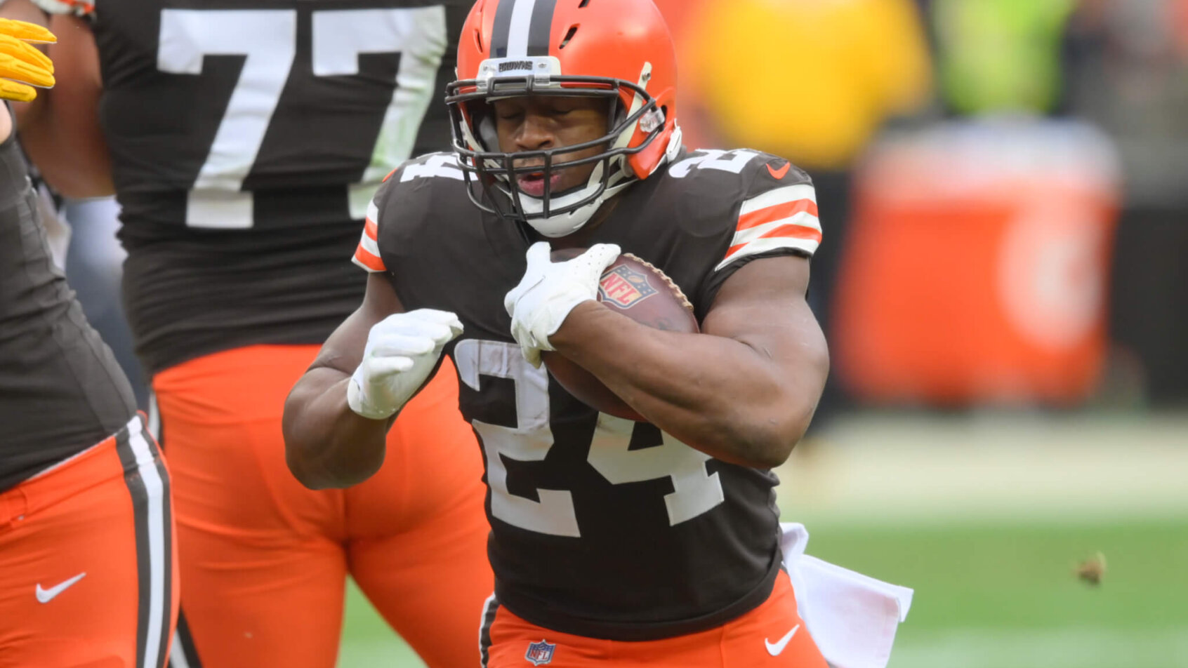 Cleveland Browns running back Nick Chubb running with the ball during a game.