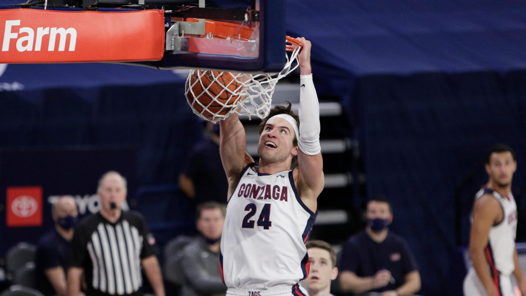 Corey Kispert dunks baskeetball
