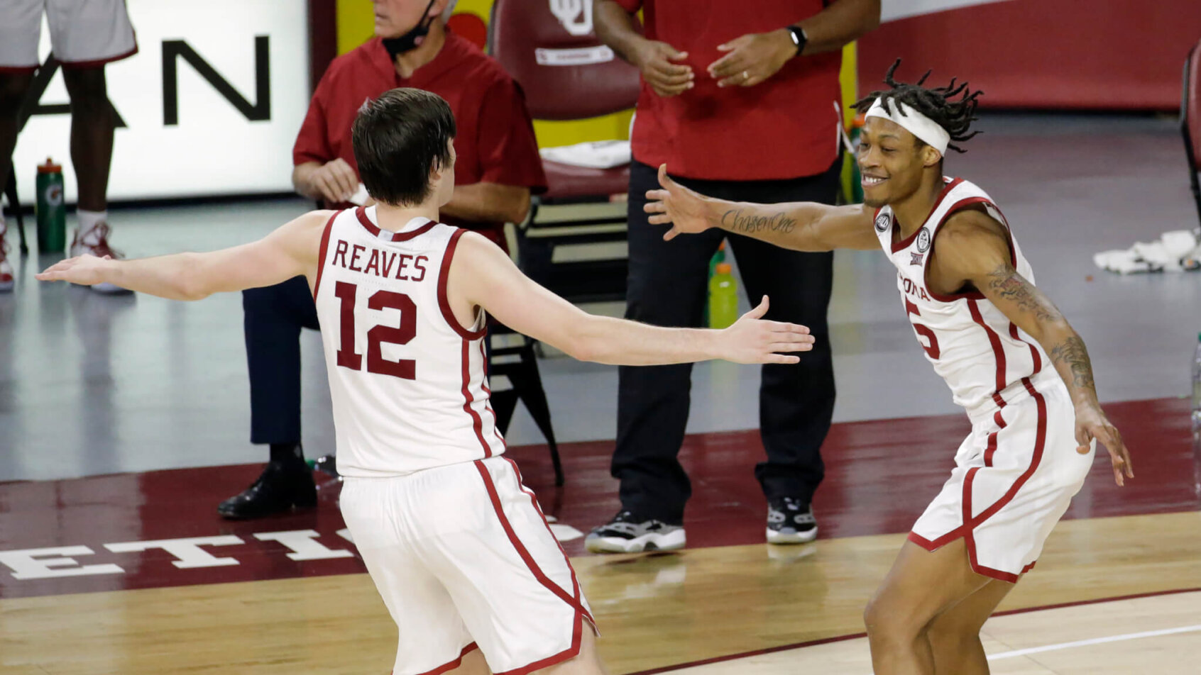 Alondes Williams celebrates with Austin Reaves