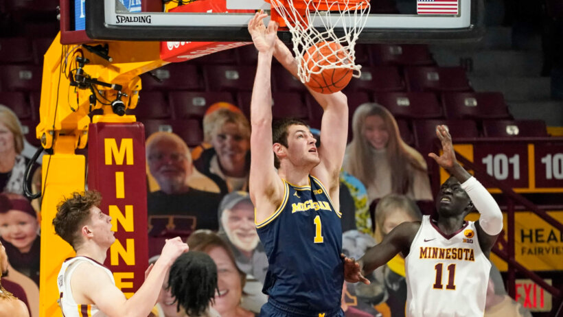 Hunter Dickinson dunk