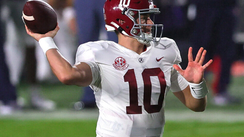 Alabama QB Mac Jones throwing a pass