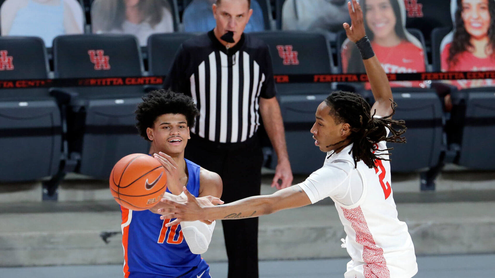Boise State guard RayJ Dennis (10) dishes off