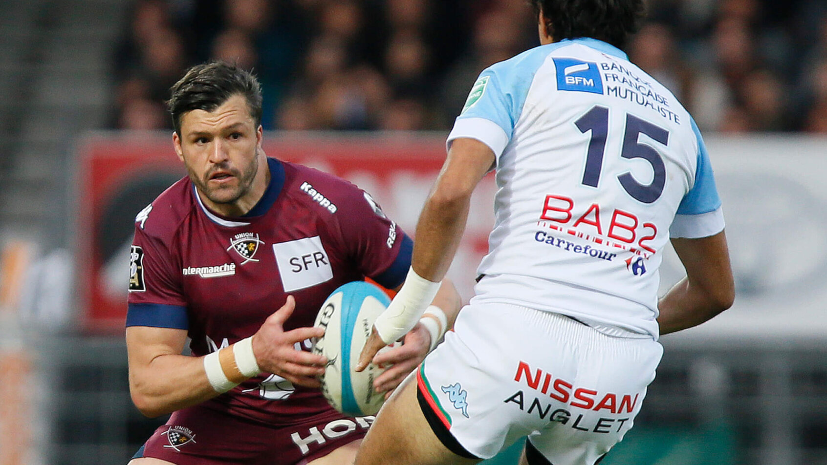 Bordeaux's Adam Ashley Cooper evades Bayonne's Martin Bustos Moyano