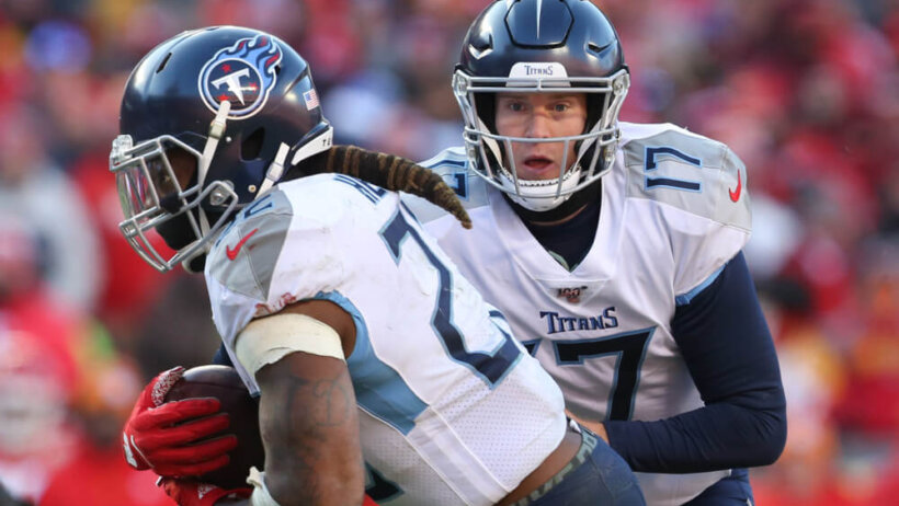 Ryan Tannehill hands off to Derrick Henry
