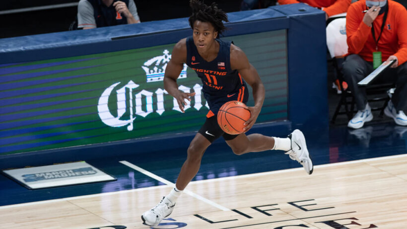 Illinois Fighting Illini guard Ayo Dosunmu dribbling the ball up the court