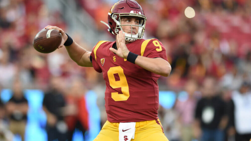 Kedon Slovis of USC throwing a pass.