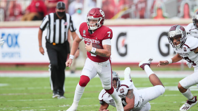 Oklahoma Sooners QB Spencer Rattler runs the football