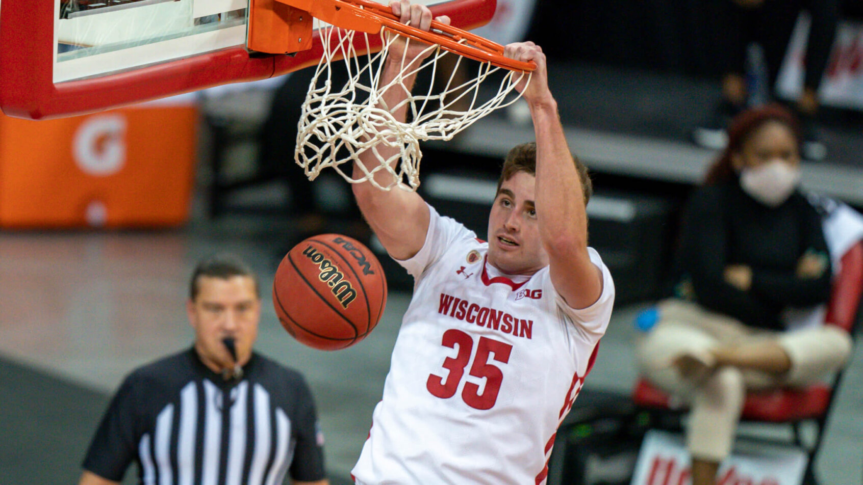 Wisconsin's Nate Reuvers dunking
