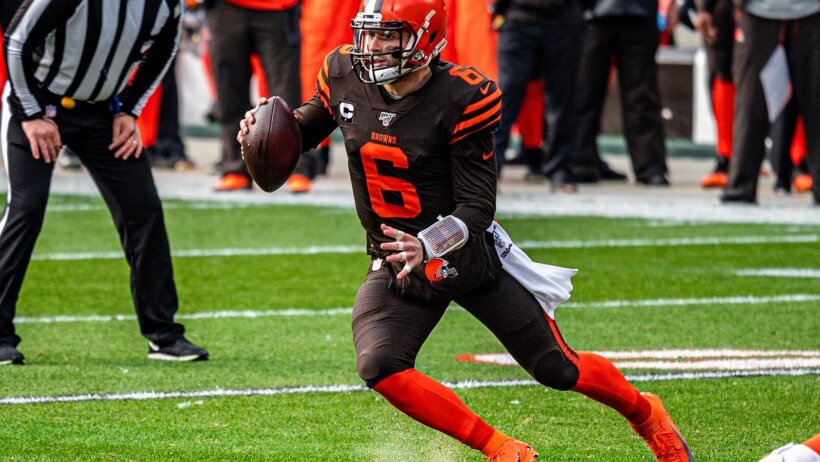 Baker Mayfield scrambles