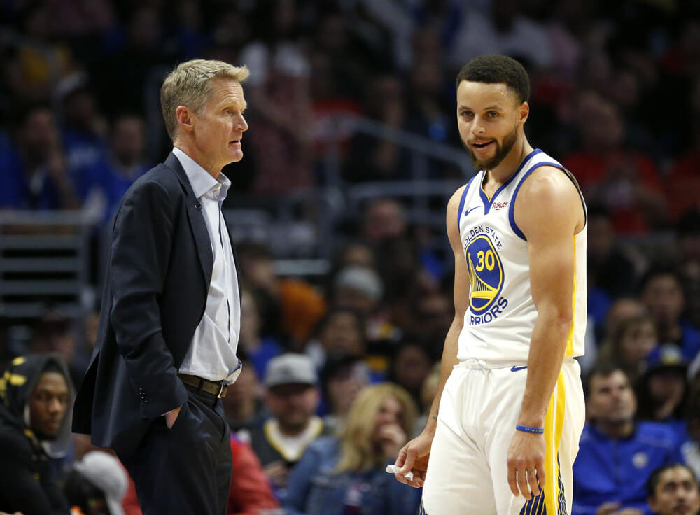 Steve Kerr talking to Steph Curry