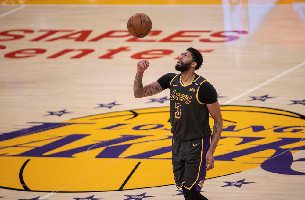 Anthony Davis tossing ball up