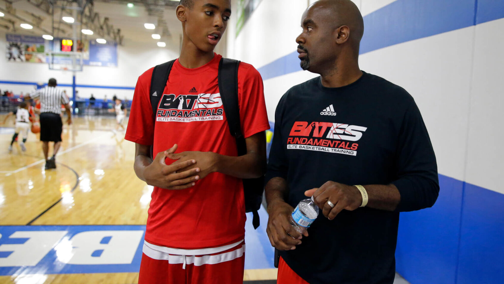 Emoni Bates talking to his father in 2017