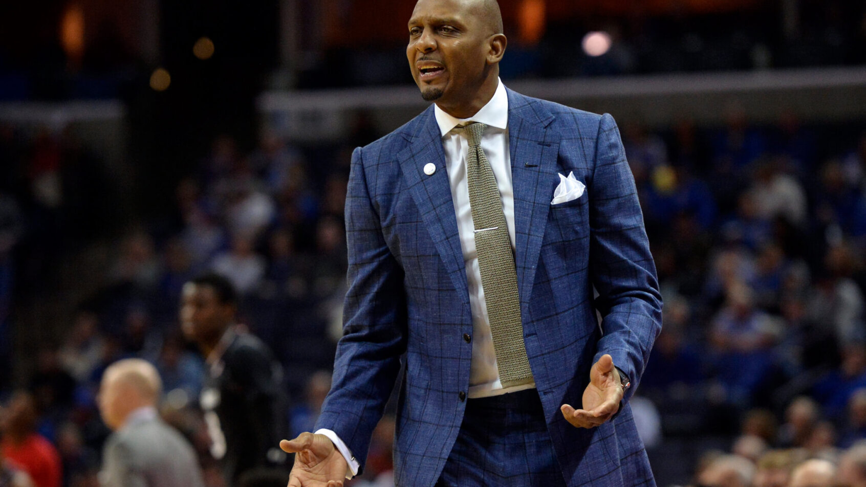 Penny Hardaway standing with hands out, unsure of call