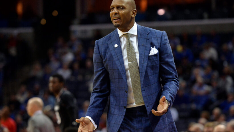 Penny Hardaway standing with hands out, unsure of call