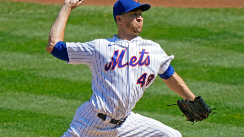 New York Mets pitch Jacob deGrom in the middle of thorwing a