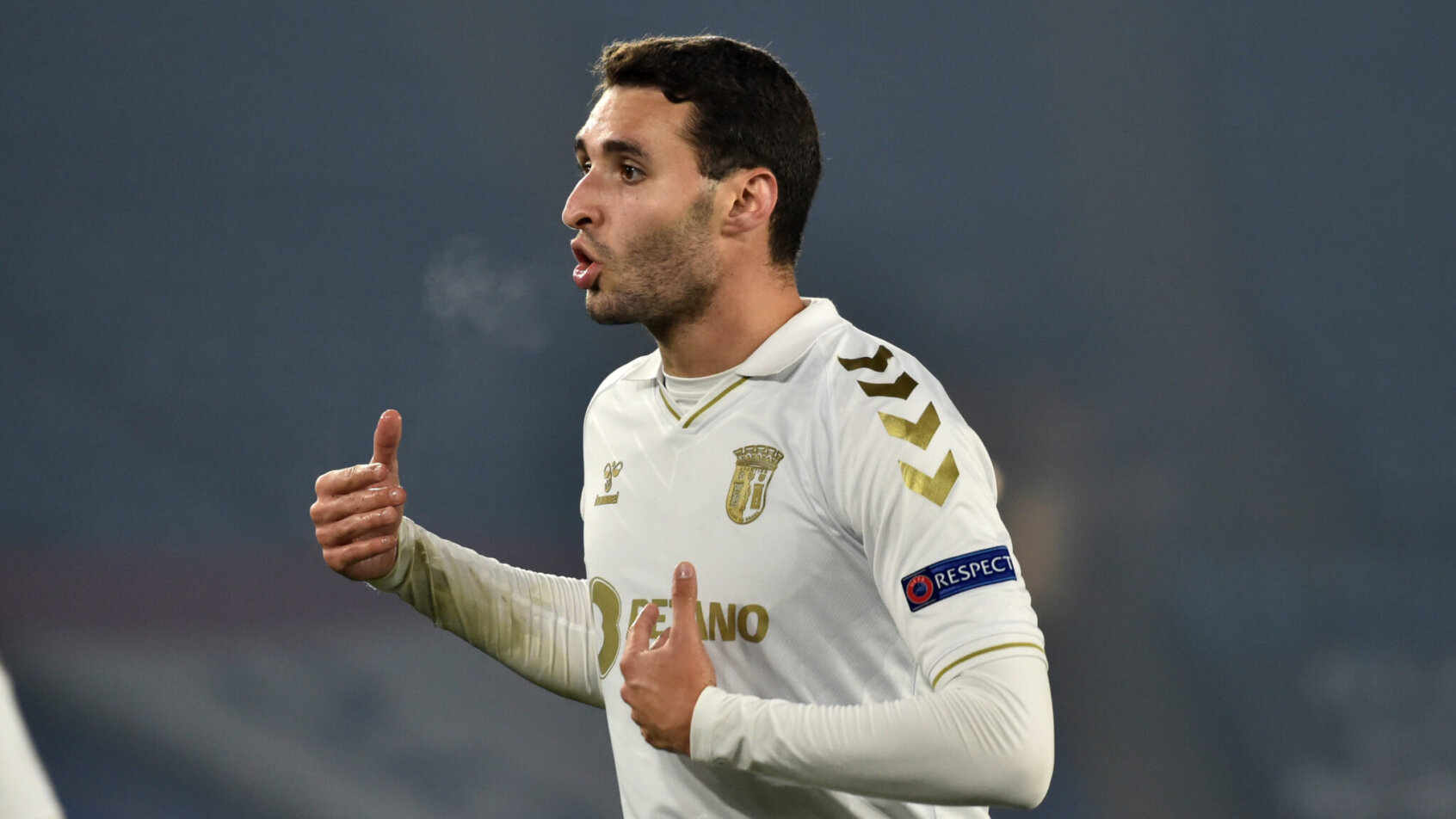 Abel Ruiz on the pitch speaking