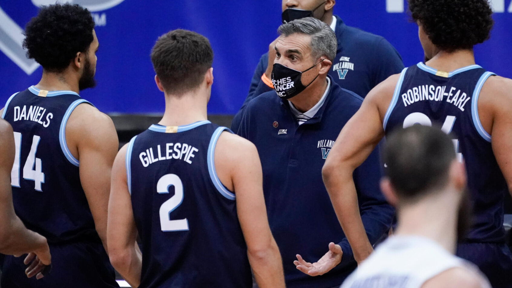 Jay Wright wearing mask talking to his players