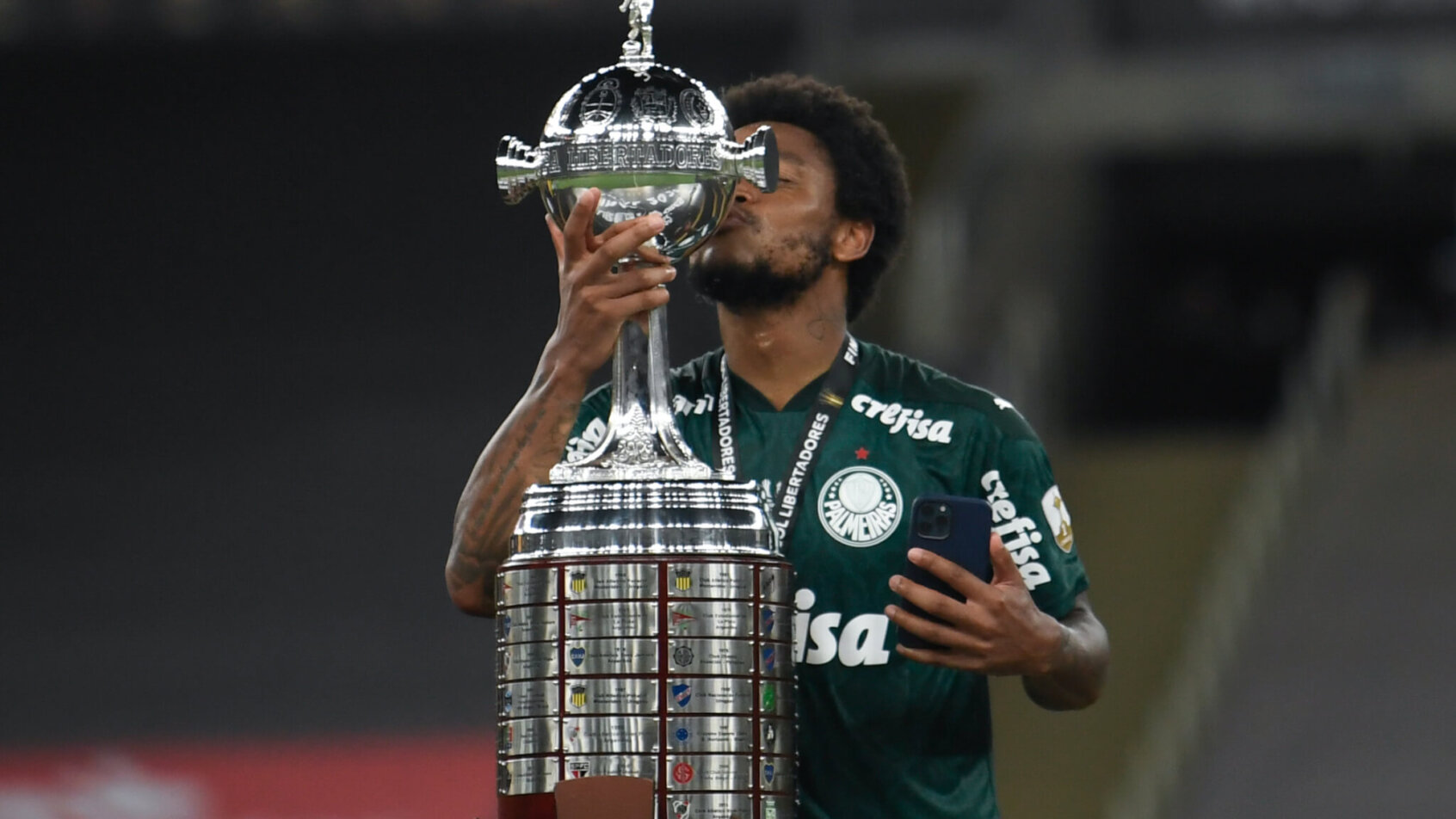 Luiz Adriano kissing trophy