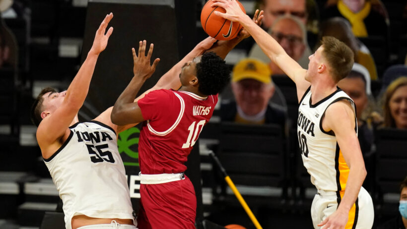 Luka Garza and Joe Wieskamp contest shot