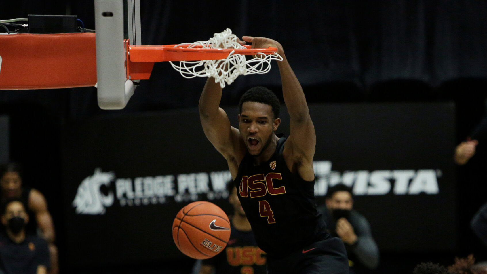 Evan Mobley dunks